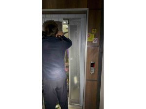 ASANSÖRDE MAHSUR KALAN VATANDAŞLARI İTFAİYE KURTARDI