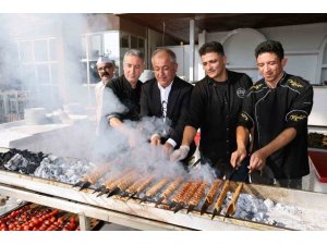 TESCİLLİ ADANA KEBABI USTALIK EĞİTİMİNİ 12’Sİ KADIN 50 KURSİYER BAŞARIYLA TAMAMLADI