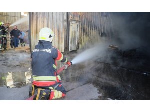 MERSİN’DE PALET İMALATHANESİNDE ÇIKAN YANGIN KONTROL ALTINA ALINDI