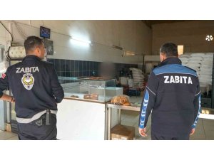 TARSUS’TA OKUL KANTİNLERİNE ÜRÜN VEREN İMALATHANE HİJYEN İHLALİ NEDENİYLE MÜHÜRLENDİ