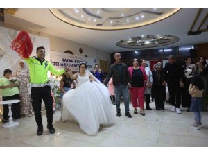 DOWN SENDROMLU EZGİ’NİN DÜĞÜN HAYALİ GERÇEK OLDU, MUTLULUĞUNA ORTAK OLAN POLİSLER YÜREKLERİ ISITTI