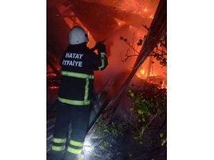 ERZİN’DE BARAKA ALEVLERE TESLİM OLDU