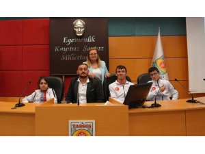 TARSUS’TA SEREBRAL PALSİLİ MİLLİ YÜZÜCÜ BATUHAN ERUÇAR GENÇLERE İLHAM OLDU