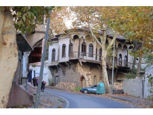 ASIRLIK TARİHİ EVLER RESTORASYON BEKLİYOR