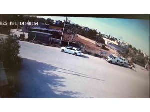 OTOMOBİLLE GELDİ ÇEKİCİDEN TELEFON ÇALDI: 120 SUÇ KAYITLI HIRSIZIN O ANLARI KAMERADA