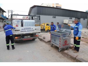 AKDENİZ BELEDİYESİ YENİ ÇÖP KONTEYNERİNİ MAHALLELERE YERLEŞTİRİYOR
