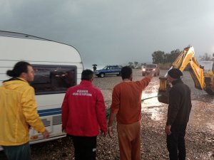 DENİZE SÜRÜKLENEN KARAVANDAKİ TURİSTLER KURTARILDI