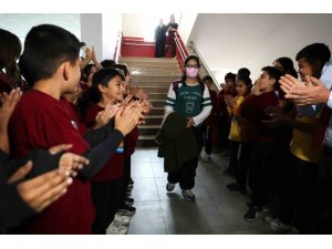 LÖSEMİYİ YENEN İKRANUR 3 YIL SONRA OKULA DÖNDÜ, ÇİÇEK VE BALONLARLA KARŞILANDI