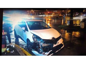 OTOMOBİLLER ÇARPIŞTI: 2 YARALI