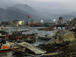 HATAY’DA FIRTINANIN ETKİSİYLE 5 TEKNE VE 1 YAT ALABORA OLDU