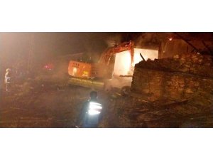 FEKE’DE EV YANGINI: BİR EV KÜL OLDU, LOJMAN ZARAR GÖRDÜ