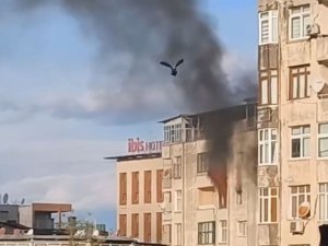 ADANA’DA APARTMANIN 6. KATINDA ÇIKAN YANGIN SÖNDÜRÜLDÜ