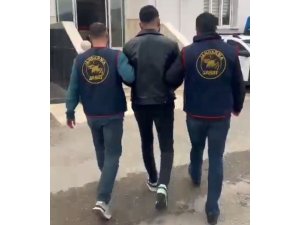 ADANA’DA 41 YIL KESİNLEŞMİŞ HAPİS CEZASIYLA ARANAN HÜKÜMLÜ YAKALANDI