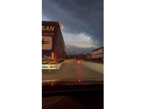 FIRTINADA MOTOSİKLETLİYE DUVAR OLAN TIRCI YÜREKLERİ ISITTI