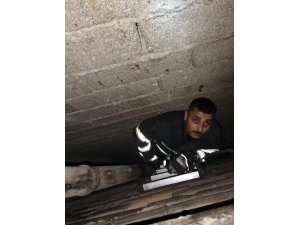 HAVALANDIRMA BOŞLUĞUNA DÜŞEN YAVRU KEDİYİ İTFAİYE KURTARDI