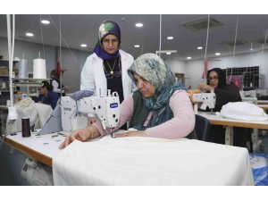 MERSİN’DE ÖZEL BİREY ANNELERİ DİKİŞ KURSUNDA HEM ÜRETİYOR HEM SOSYALLEŞİYOR