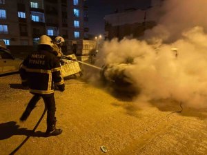 KIRIKHAN’DA HAFİF TİCARİ ARAÇ YANDI