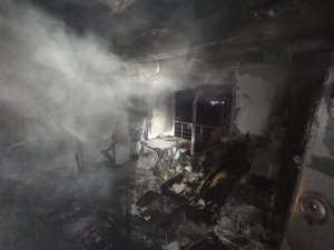 ELEKTRİK KONTAĞINDAN ÇIKAN YANGINDA ALEVLERE TESLİM OLAN EV KULLANILMAZ HALE GELDİ