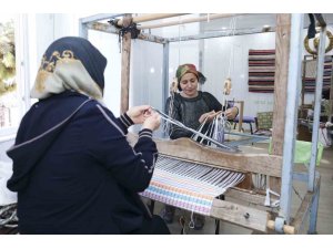 KADINLAR EL EMEĞİ VE GÖNÜL BİRLİĞİYLE ÜRETİYOR