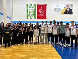 HEM ÖĞRENCİ, HEM OKUL MÜDÜRÜ OLARAK VOLEYBOLDA KUPALAR KALDIRMAYI BAŞARDI