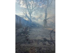 KORKUTELİ’NDE YANAN EV KULLANILAMAZ HALE GELDİ