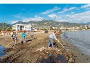 ALANYA’DA YAĞIŞIN İZLERİ SİLİNMEYE ÇALIŞILIYOR