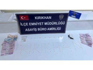 KIRIKHAN’DA UYUŞTURUCU MADDE SATICISI TUTUKLANDI