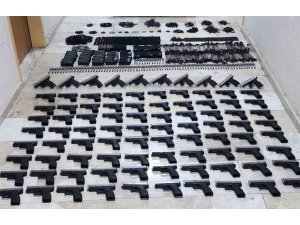 BAGAJDAN SİLAH DEPOSU GİBİ 90 ADET RUHSATSIZ TABANCI ÇIKTI