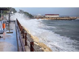 DOĞU AKDENİZ’DE DEV DALGALAR KIYILARI DÖVDÜ