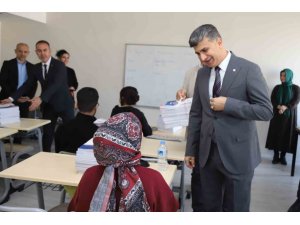 AKDENİZ BELEDİYESİNDEN GENÇLERE KAYNAK KİTAP DESTEĞİ