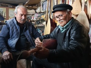BAĞLAMA ÇALMA HAYALİNİ 84 YAŞINDA GERÇEKLEŞTİRDİ