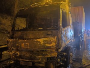 MERSİN’DE TIR YANARAK KULLANILAMAZ HALE GELDİ