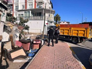 KEPEZDE MÜSTAKİL EV ÇEVRESİNDEKİ 2 KAMYON ÇÖP ATIK MALZEME TOPLANDI