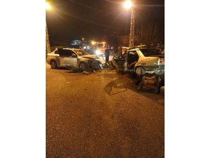 TOFAŞ’IN HURDAYA DÖNDÜĞÜ KAZADA 2 KİŞİ YARALANDI