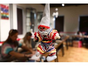 ATIK KUMAŞLAR KADINLARIN EMEĞİYLE YILBAŞI MASKOTLARINA DÖNÜŞTÜ