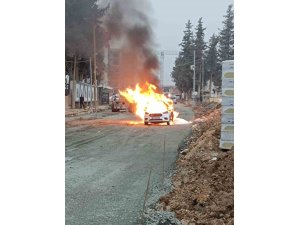 ŞANTİYE ÇALIŞMALARI ESNASINDA ZARAR VERİLEN DOĞALGAZ BORUSUNDAN ÇIKAN ALEVLERLE HAFİF TİCARİ ARAÇ YANDI