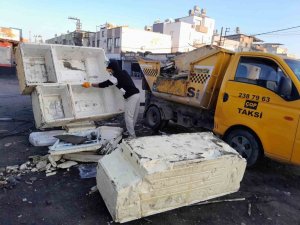 AKDENİZ’İN SOKAKLARI MOBİLYA VE HURDA ATIKLARDAN ARINDIRILIYOR