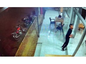 KENDİ SİLDİĞİ CAMI FARK ETMEYİP YÜZÜNÜ ÇARPAN GARSON NEYE UĞRADIĞINI ŞAŞIRDI