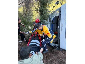 KAMYON UÇURUMA YUVARLANDI, SIKIŞAN SÜRÜCÜ KURTARILDI