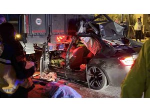 LÜKS OTOMOBİL KAMYONA OK GİBİ SAPLANDI: 1 ÖLÜ, 2 YARALI