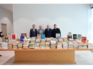 PROF. DR. FAHRETTİN TIZLAK’TAN ANTALYA KÜTÜPHANESİ’NE 2000 KİTAPLIK DEĞERLİ BAĞIŞ
