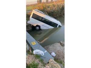 ANTALYA’DA MİNİBÜS SULAMA KANALINA UÇTU