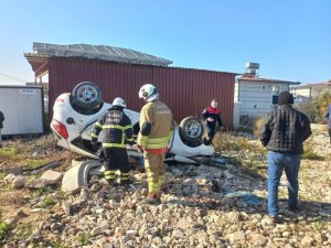 SAMANDAĞ’DA TAKLA ATAN OTOMOBİLİN SÜRÜCÜSÜ YARALANDI