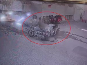 MOTOSİKLETLERİN KAFA KAFAYA ÇARPIŞTIĞI ANLAR KAMERAYA YANSIDI