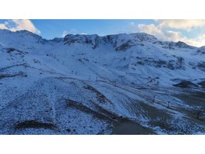 AKDENİZ’İN İNCİSİ DAVRAZ KAYAK MERKEZİ KAR HASRETİYLE SEZONA BAŞLADI