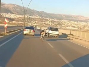 KAHRAMANMARAŞ’TA MOTOSİKLETLE TEHLİKELİ SÜRÜŞ KAMERADA