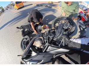 MOTOSİKLET SÜRÜCÜSÜ KASKI SAYESİNDE YARA ALMADAN KURTULDU