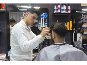 DEPREME MÜŞTERİSİNİN SAÇINI YIKARKEN YAKALANAN KUAFÖRÜN USTALIĞINI KONUŞTURDUĞU ANLAR KAMERADA