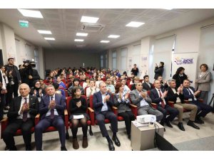 MERSİN’DE ÇOCUK MECLİSİ ÜYELERİ SERTİFİKALARINI BAŞKAN SEÇER’DEN ALDI