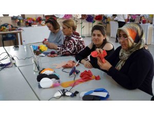 KADINLAR BÜYÜKŞEHİR BELEDİYESİNİN ATÖLYELERİNDE MESLEK ÖĞRENİYOR